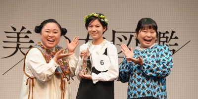 お笑い芸人・ニッチェがサプライズ登場!「美少女図鑑AWARD 2023」5代目グランプリは広島県在住の佐々木 満音に決定!応募総数約3,500人の美少女の頂点に輝く